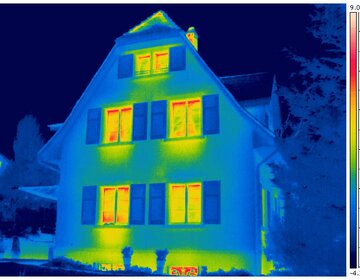 Damit die Energie dort bleibt, wo sie benötigt wird: Wir bieten wieder die sogenannte Gebäudethermografie an. Mit Hilfe von Infrarotbildern lassen sich mögliche Energie-Schwachstellen in Gebäuden aufzeigen.