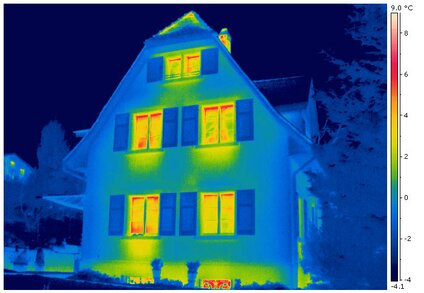 Damit die Energie dort bleibt, wo sie benötigt wird: Wir bieten wieder die sogenannte Gebäudethermografie an. Mit Hilfe von Infrarotbildern lassen sich mögliche Energie-Schwachstellen in Gebäuden aufzeigen.