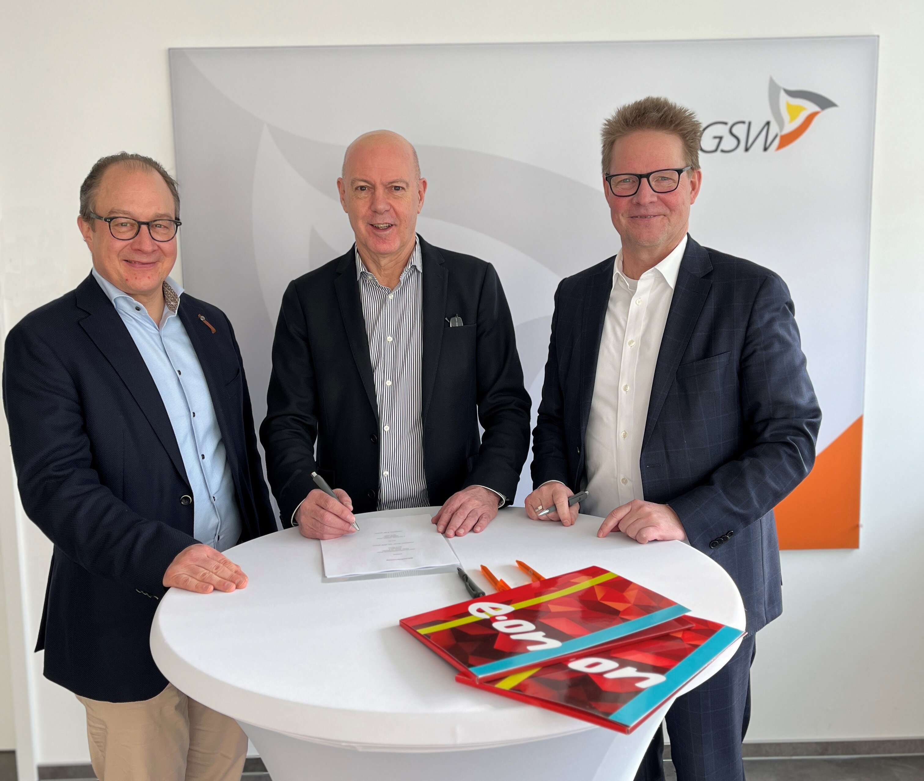 Unterzeichneten den neuen Vertrag für die Wärmelieferung in Bergkamen (v.l.): Patrick Schneckenburger (Geschäftsführer E.ON Energy Solutions GmbH), Jochen Baudrexl (Geschäftsführer der GSW) und Dr. Jochen Handke (Geschäftsführer E.ON Energy Solutions GmbH).