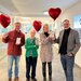 Thomas Kinner, Trauthilde Gatz und Sandra Eggert (v.l.) freuen sich über ein neues iPhone 15. Carsten Wittig, Leiter der GSW-Kundencenter, überreichte den Gewinnern – passend zum Valentinstag – zudem einen Herz-Luftballon.