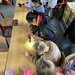 Energieprojekt in Grundschulen. Taschenlampe als Lichtquelle für Solarpaneel bei einem Auto